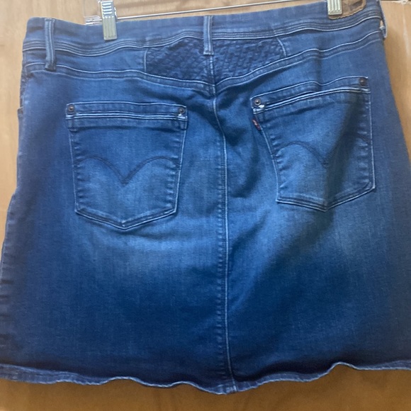 Levi’s mini skirt with cute detailing - Picture 2 of 7